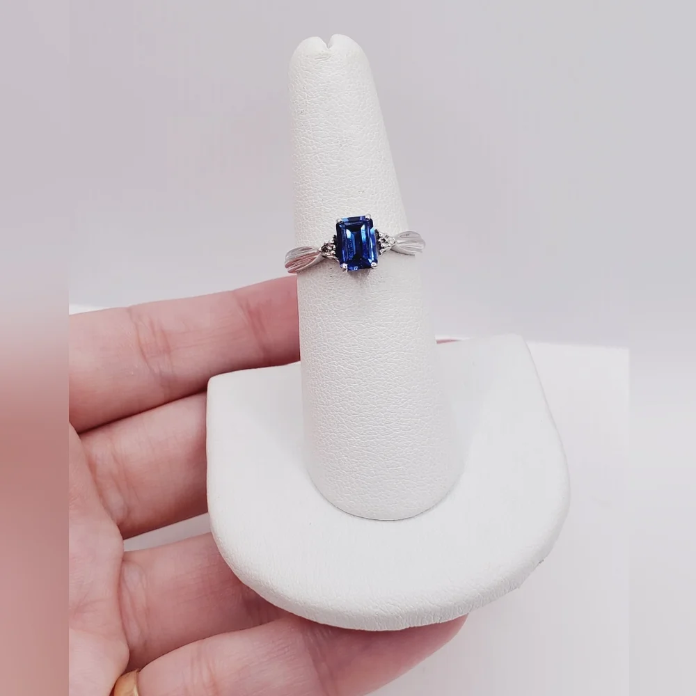10k White Gold Blue Sapphire Ring